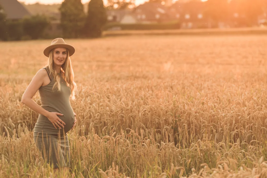 Schwangere Frau im Feld